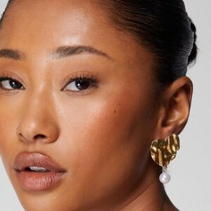 Nasty Gal Gold Hammered Large Hearts Textured Earrings with Pearl NEW